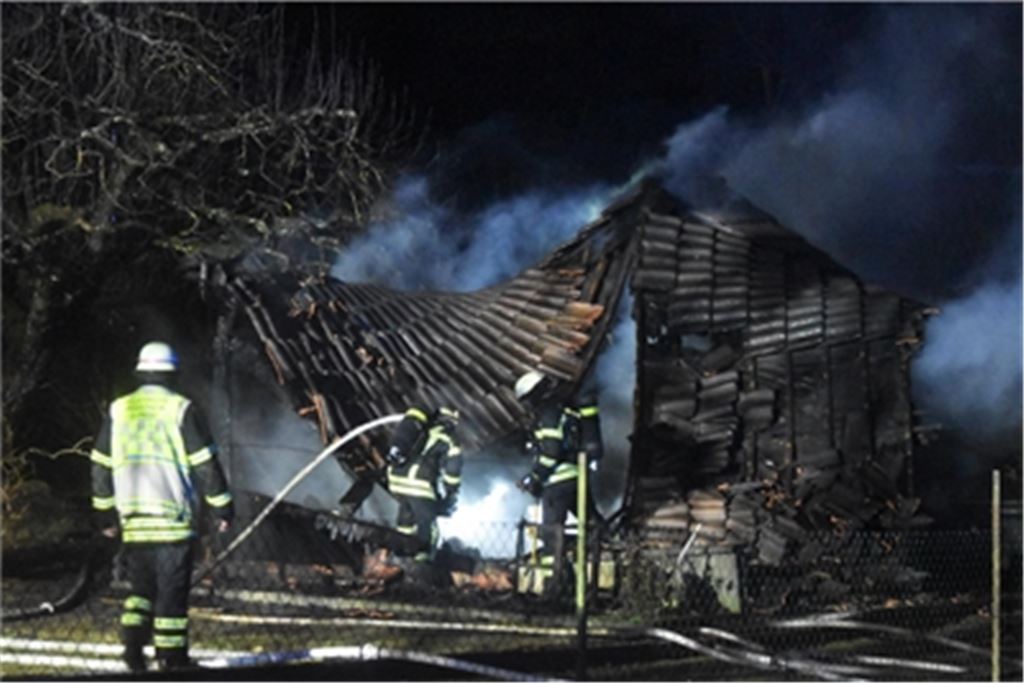 Die Gartenhütte im Arlinger wird weitestgehend ein Raub der Flammen. Foto: myro