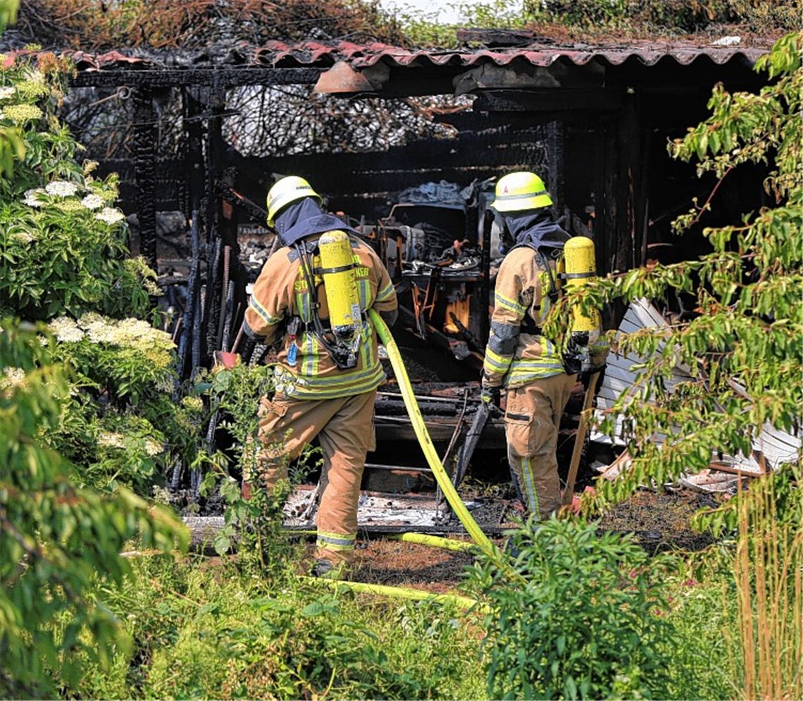 Flammen zerstören Gartenhütte