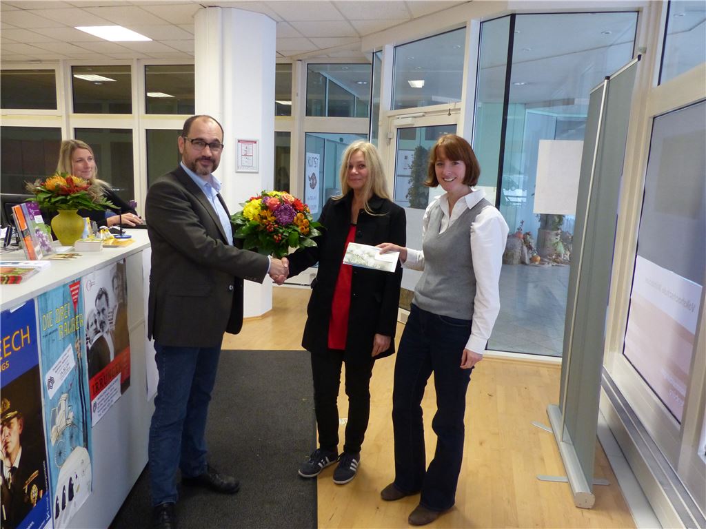 Die Gartenschau-Projektleiter Viola Hellwag (re.) und Armin Dauner (2. v. li.) gratulieren der tausendsten Dauerkartenkäuferin Manuela Holtz. Foto: Gartenschau Mühlacker 2015