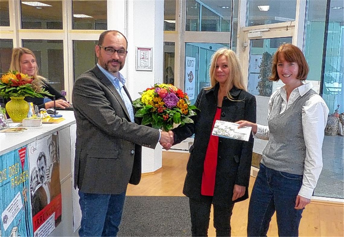 Die Gartenschau-Projektleiter Viola Hellwag (re.) und Armin Dauner (2.v.li.) gratulieren der 1000. Dauerkartenkäuferin Manuela Holtz aus Mühlacker.