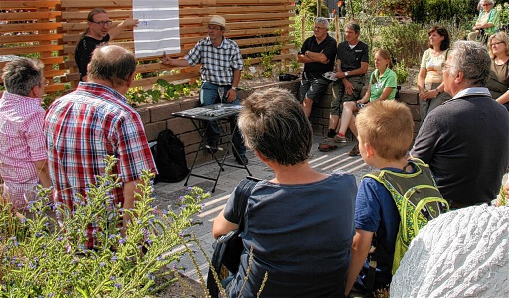 Die Gartenschaubesucher beim Vortrag zum Thema Trockenmauern.
