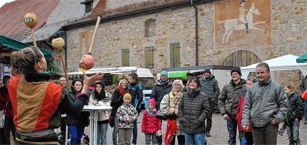 Die Gauklerin Maria Scheib unterhält die Besucher des Weihnachtsmarktes mit ihrer Jonglierkunst. Fotos: Stahlfeld