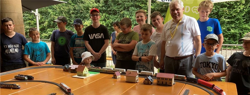 Die Gebäude sind zusammengebaut und stehen auf der Anlage, die Züge fahren. Rechts VCD-Landeschef Matthias Lieb mit den Helfern Jakob Lieb (li.) und Florian Kreb. Foto: privat