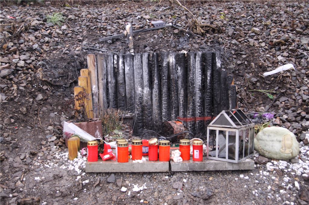 Die Gedenkstätte an der B10 ist mutwillig zerstört worden. Foto: Sadler
