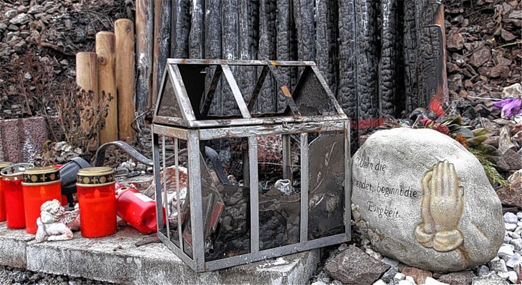 Die Gedenkstätte für den 19-Jährigen, der im Juli vergangenen Jahres zwischen Mühlacker und Enzberg verunglückt ist, wurde in der Nacht zum Donnerstag verwüstet und teilweise niedergebrannt.