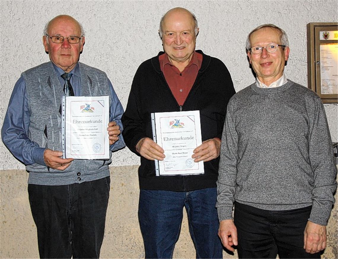 Die Geehrten Fritz Flattich und Kurt Bauer mit dem Vorsitzenden Paul Küper (v. li.). Foto: Mummert