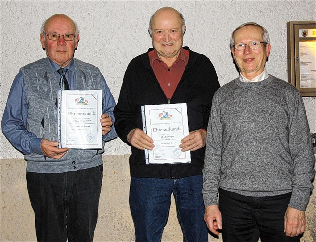 Die Geehrten Fritz Flattich und Kurt Bauer mit dem Vorsitzenden Paul Küper (v. li.). Foto: Mummert