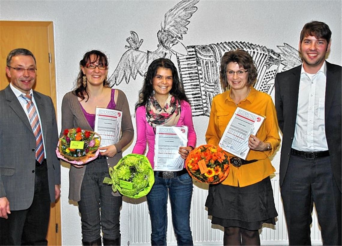 Die Geehrten Romy Käthner, Daniela Brandt und Claudia Stähle (v. l.) mit den Vorständen. Foto: p