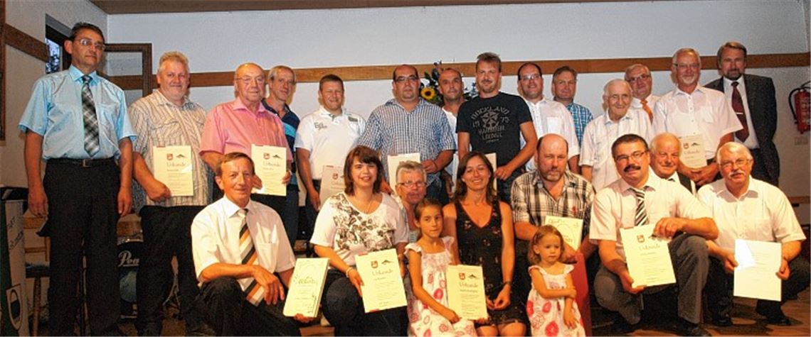 Die Geehrten mit dem Vorsitzenden Roland Falz (li.) und dem Landesverbandsvorsitzenden der Rassegeflügelzüchter Württemberg/Hohenzollern, Hanspeter Wagner (hinten re.).