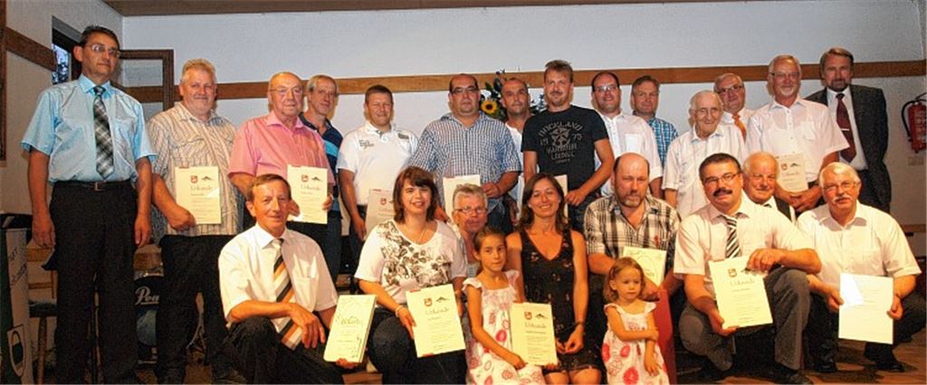 Die Geehrten mit dem Vorsitzenden Roland Falz (li.) und dem Landesverbandsvorsitzenden der Rassegeflügelzüchter Württemberg/Hohenzollern, Hanspeter Wagner (hinten re.).