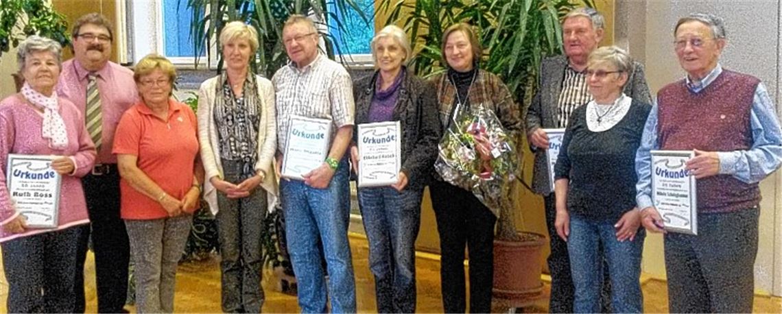 Die Geehrten (v. li.): Ruth Boss, Peter Heinke, Gerda Rößle, Ingrid Klauser, Hans Migulla, Annerose Kölsch, Ute Böhringer, Helmut Harke, Jutta Migulla und Wilhelm Schwinghammer. Foto: privat