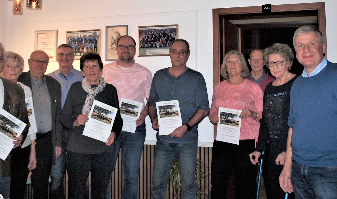 Die Geehrten (v.li.) Hartmut Zoller, Inge Schaier, Rita Stepper, Marco Knoblauch, Ronald Griesshaber, Anneliese Graf, Edwin Mohr, Marika Sauter. Eugen Maurer, Thomas Frölich und Stefan Schickle vom OGV-Vorstand (3., 4., 11.v.li. ) überreichen die Präsente. Fotos: fi