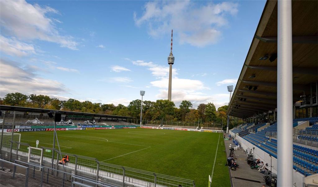 Die Gegengerade (li.) des Gazi-Stadions auf der Waldau wird umgebaut.