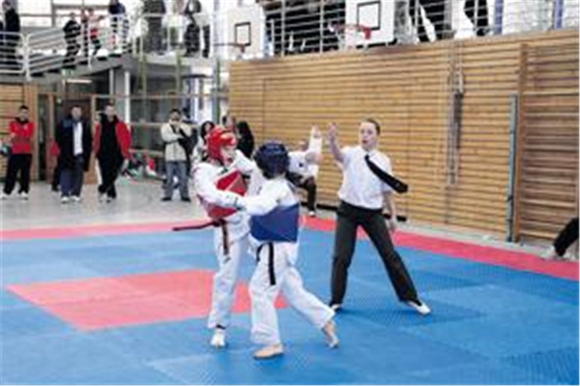 Die Gegnerinnen alle geschlagen: Tamara Nothaft (roter Kopfschutz) ist in bester Verfassung, was sie bei der Deutschen Meisterschaft in Ingolstadt eindrucksvoll unter Beweis stellt. Foto: p