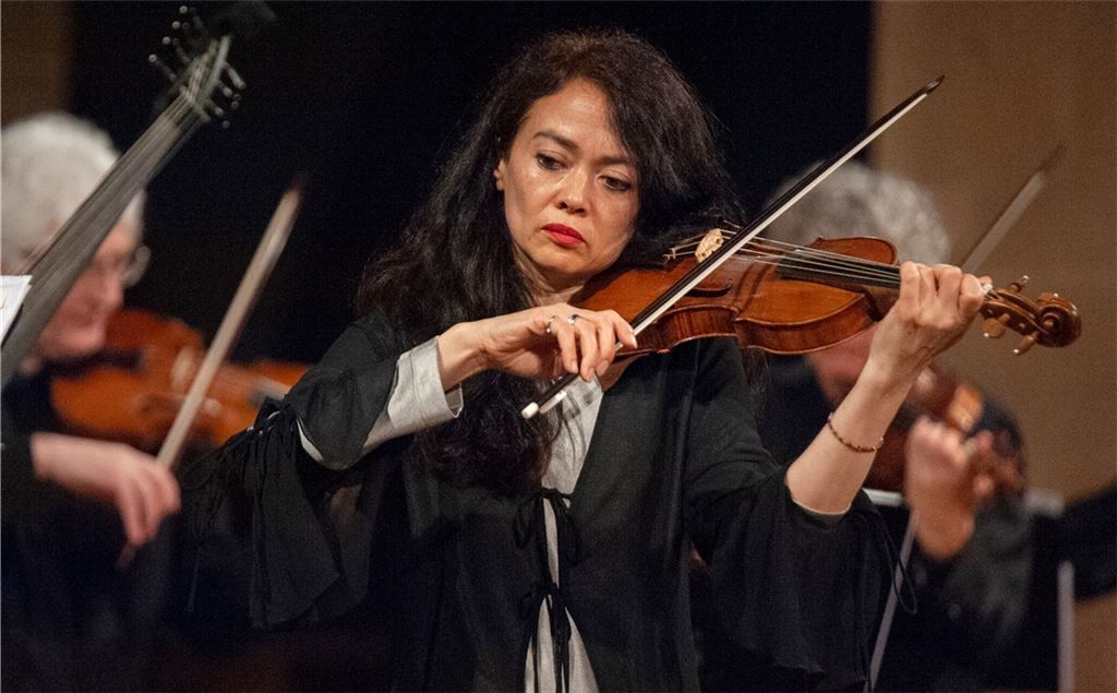 Die Geigerin Midori Seiler mit Musikern von Concerto Köln beim Eröffnungskonzert in Maulbronn.Foto: Fotomoment