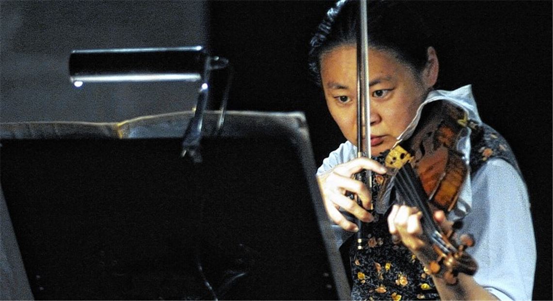 Die Geigerin Midori hat zwar auf dem Flug ihre Konzertkleidung, jedoch nicht ihre Stilsicherheit bei der Interpretation anspruchsvoller Sonaten eingebüßt.