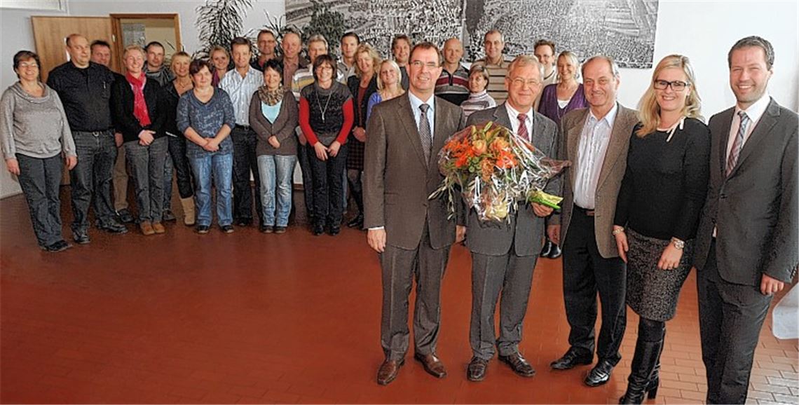 Die Geissel-Geschäftsführer Marc Seidel, Vanessa Seidel und Peter Seidel (vorne, v. re.) ehren gemeinsam mit OB Frank Schneider (vorne li.) den Betriebsjubilar Bernhard Bauer.