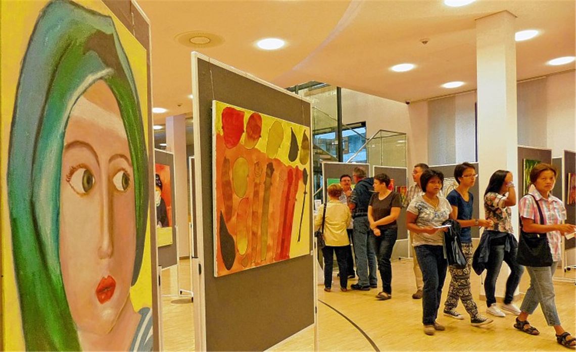 Die Gemälde der Kunstgruppe Lebenshilfe Pforzheim ziehen viele Freunde der Malerei an. Rechts: „Weisheit“ von Chong-Im Neukamm aus der Jahresausstellung der Künstlergruppe Mühlacker.Fotos: Roth