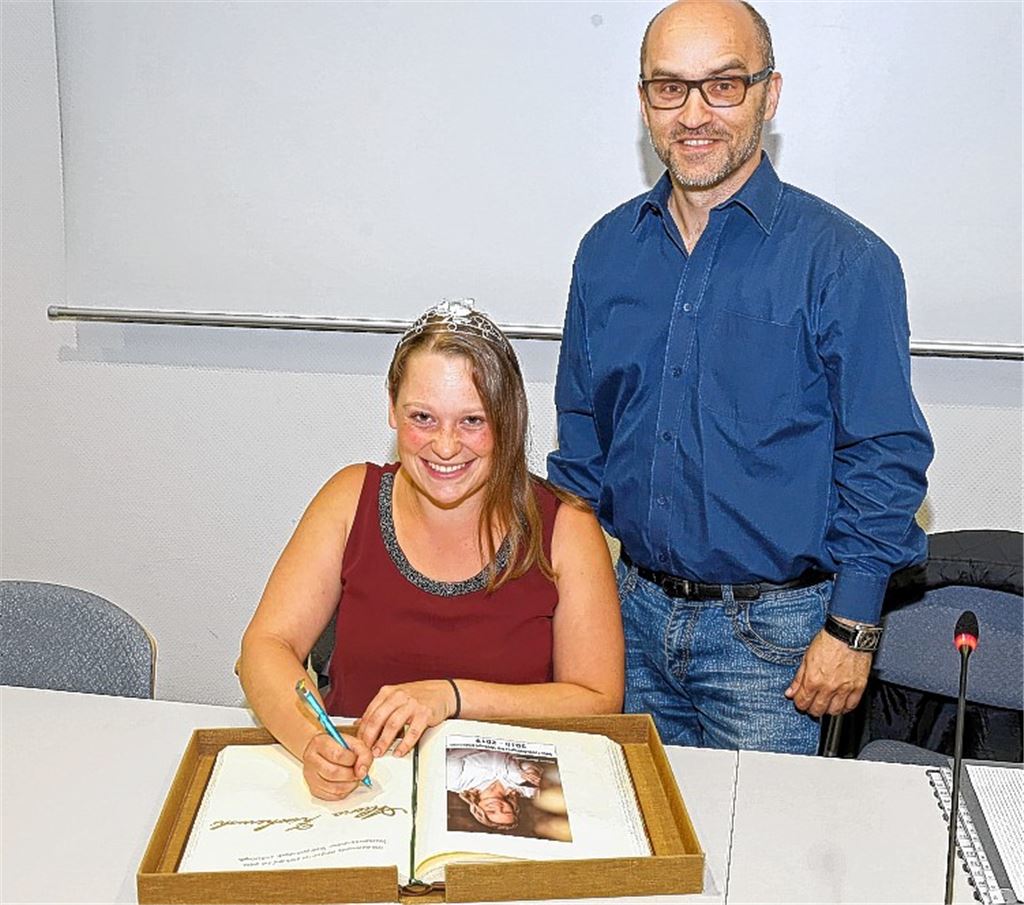 Weinprinzessin trägt sich ins Goldene Buch ein