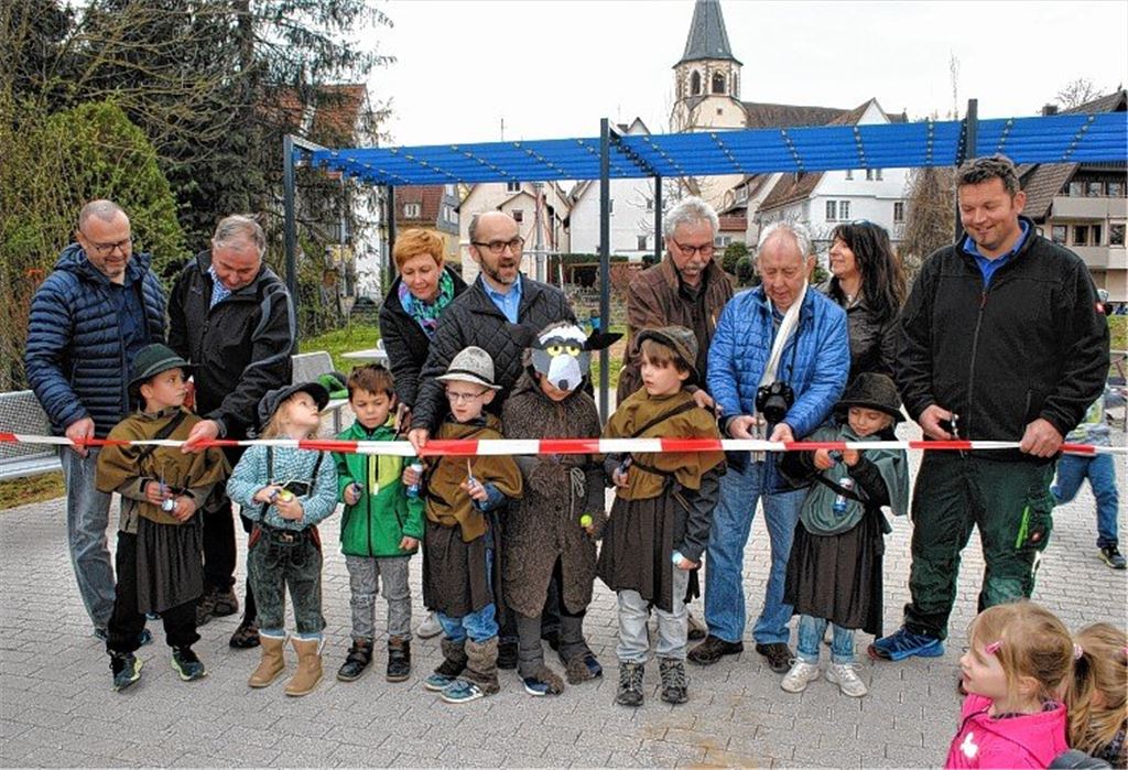 Kindergarten-Kinder testen neue Spielgeräte