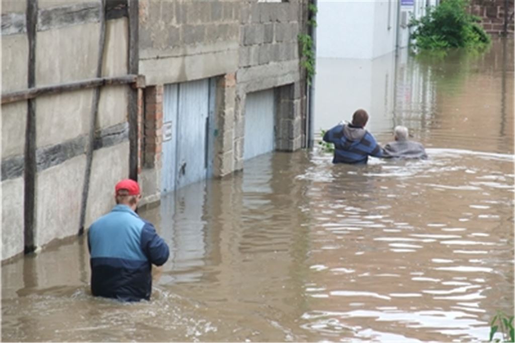 Die Gemeinde Ötisheim will unter anderem den Hochwasserschutz der Grundstücke an der Straße Im Brühl verbessern. Dabei hat Bürgermeister Werner Henle auch noch die Bilder von der Überflutung in Ötisheim im Jahr 2013 im Blick, die auch vielen Anliegern noch gut in Erinnerung sein dürften. Foto: Archiv