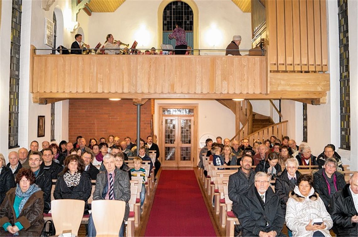 Die Gemeinde bei der Wiedereinweihungsfeier mit dem Posaunenchor. Foto: Rohn