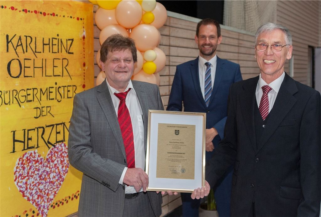 „Die Gemeinde geprägt und Maßstäbe gesetzt“ hat Karlheinz Oehler laut Landrat Bastian Rosenau (Mitte). Die Urkunde, ausgehändigt durch Wolfgang Hanisch (re.), würdigt Oehlers Wirken zu Lebzeiten – ein Novum für Wiernsheims dritten Ehrenbürger.Foto: Fotomoment