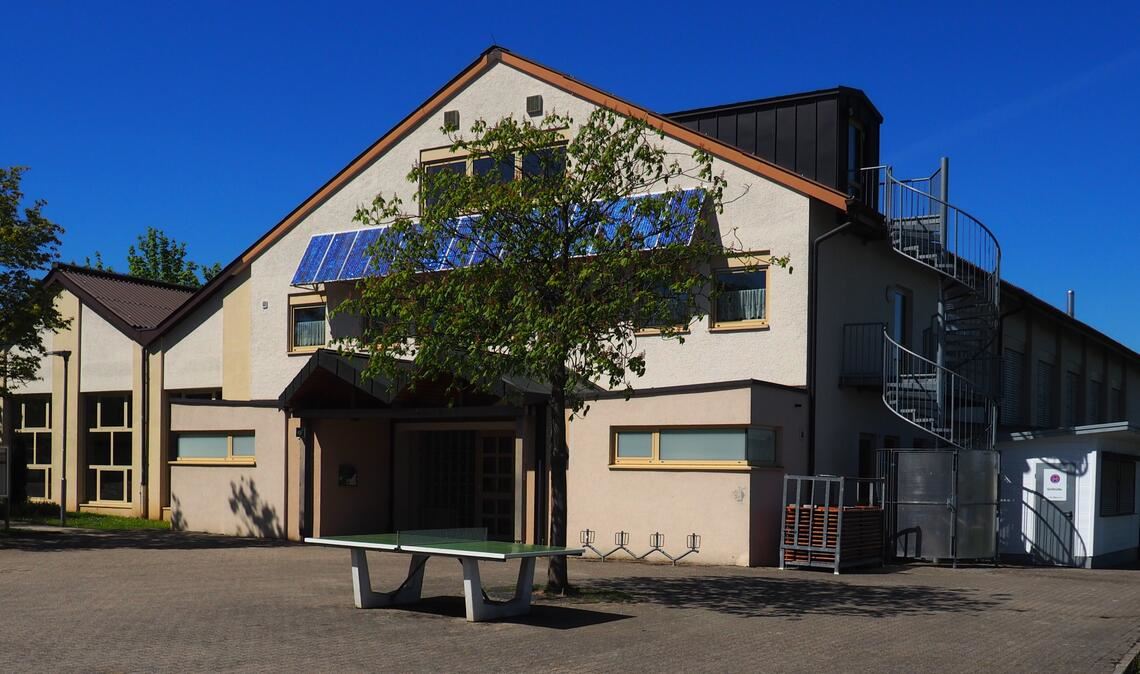 Die Gemeindehalle Dürrn weist deutliche bauliche Mängel auf – Fassade, Dach und Innenbereich müssen saniert werden. Fotos: Müller