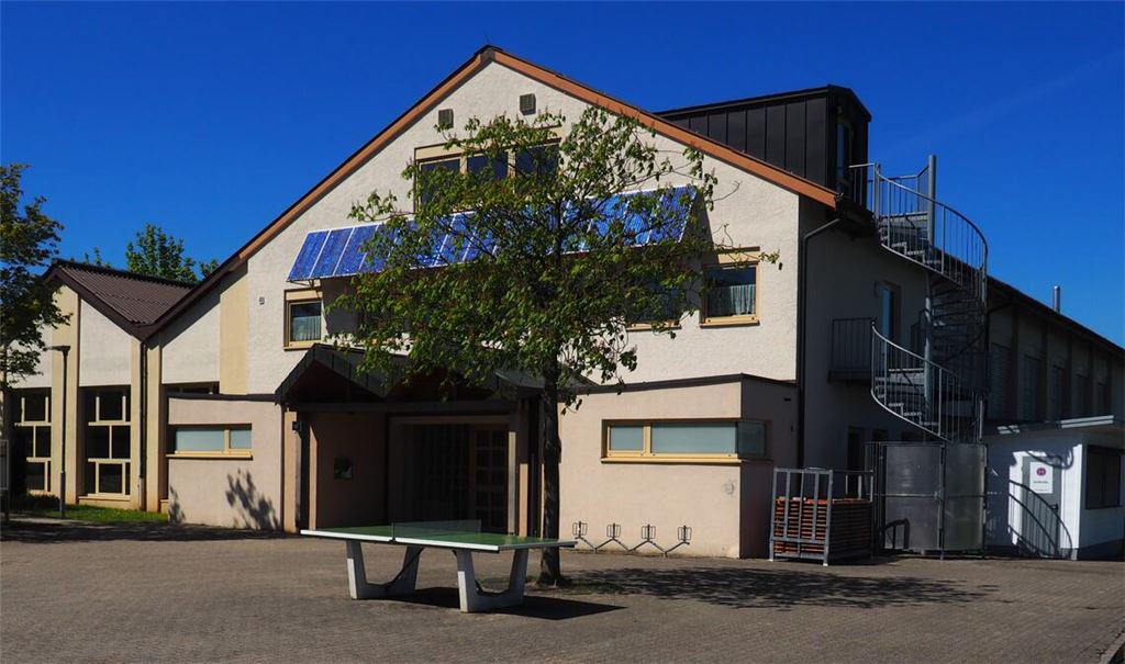 Die Gemeindehalle Dürrn weist deutliche bauliche Mängel auf – Fassade, Dach und Innenbereich müssen saniert werden. Fotos: Müller