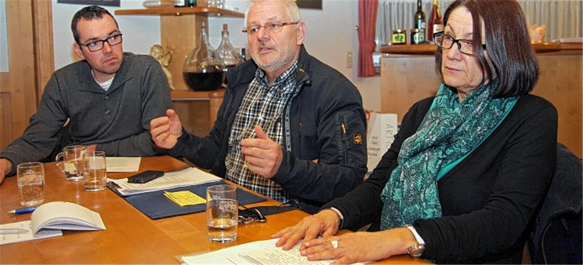Die Gemeinderäte Christoph Gutjahr, Hans-Dieter Schäfer und Marie-Luise Rohde (v. li.) erklären im Gespräch mit unserer Zeitung, wie es zum Zerwürfnis mit Bürgermeisterin Hornauer kam. Foto: Goertz