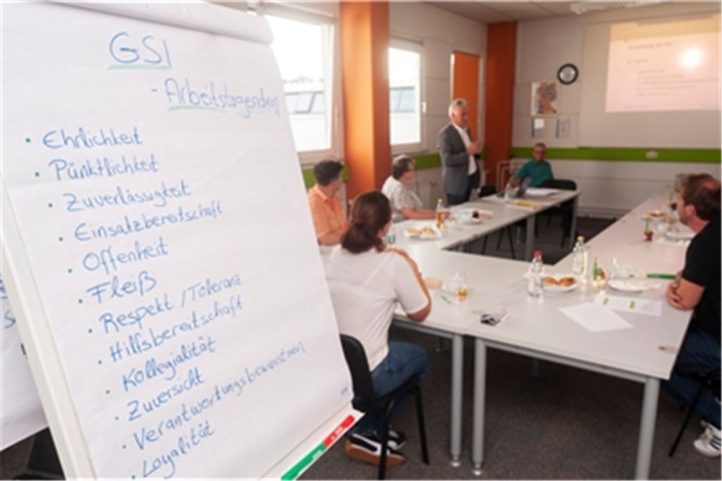 Die Gemeinnützige Service- und Integrationsgesellschaft Enzkreis mbH – das Bild entstand bei einem Besuch von Kreisräten im Jahr 2020 – will in schwierigen Zeiten mit klaren Konzepten und guter Leistung punkten.Foto: Fotomoment