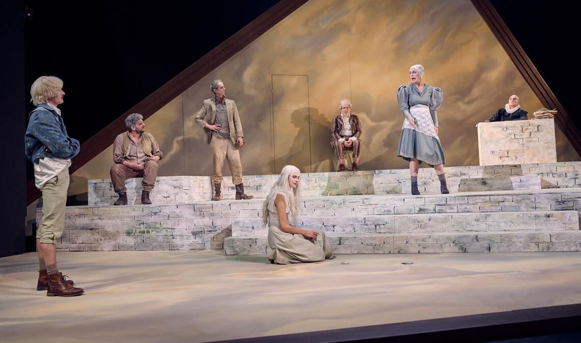 Nichts ist, wie es scheint Die Gerichtsstube als Bühne: Am Ende löst sich der Fall auf – ein Happy End gibt es dennoch nicht. Foto: Theater Pforzheim/Martin Sigmund