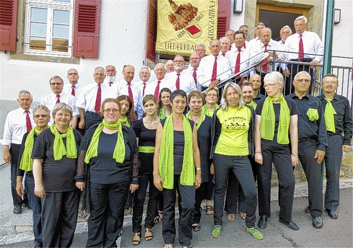 Die Gesangsformationen des Liederkranzes Großglattbach, der Männerchor und der junge Chor „A Glabbella“, beim gemeinsamen Fototermin vor dem alten Schulhaus. Beide treten am Samstag beim großen Konzertabend auf.