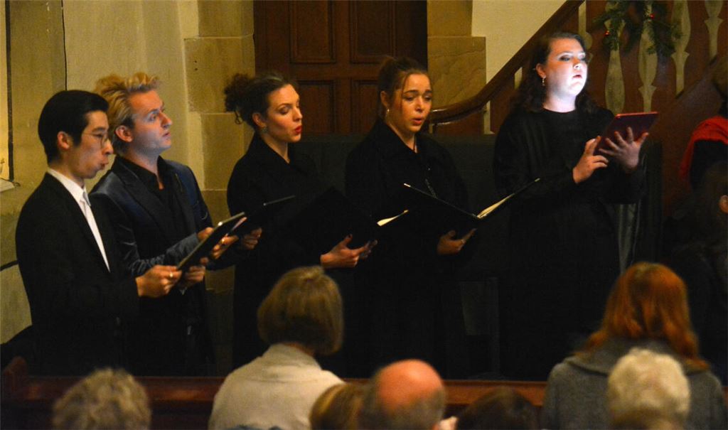 Die Gesangssolisten erfüllen mit ihren Stimmen den Kirchenraum. Foto: Stahlfeld
