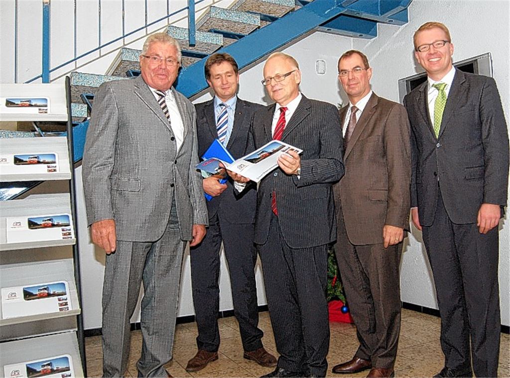 Die Geschäftsführer Albert Craiss (v.li.) und Michael Craiss, Landrat Karl Röckinger, Oberbürgermeister Frank Schneider sowie Jens Mohrmann beim Firmenbesuch.