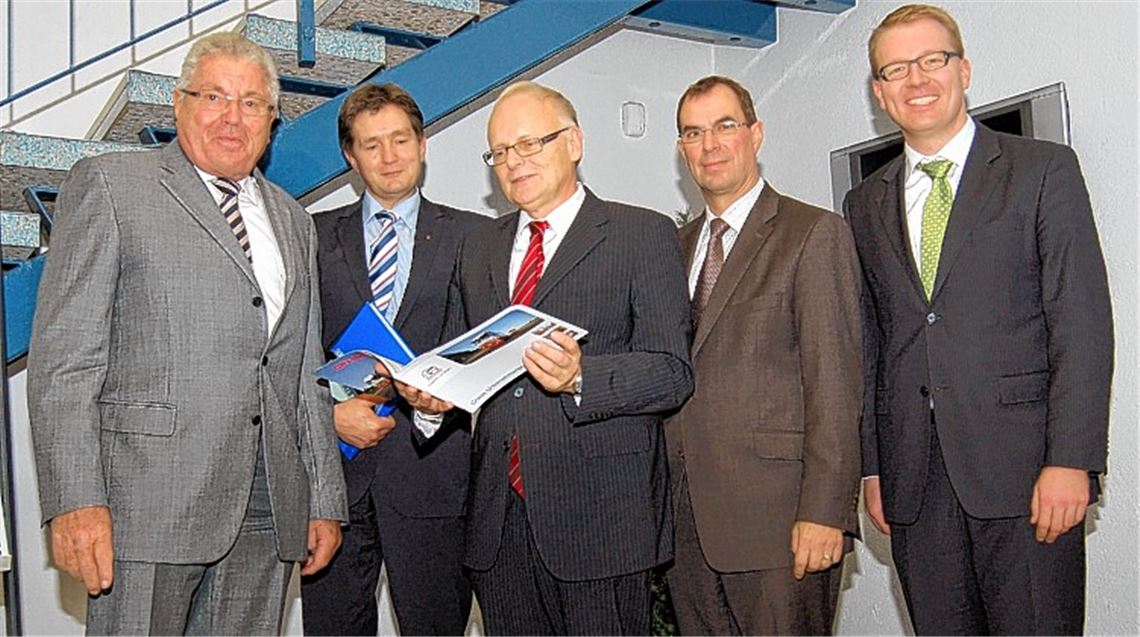 Die Geschäftsführer Albert Craiss (v.li.) und Michael Craiss, Landrat Karl Röckinger, Oberbürgermeister Frank Schneider sowie Jens Mohrmann, Geschäftsführer der Wirtschaftsförderungsgesellschaft Nordschwarzwald, bei einem Besuch der Mühlacker Firma Craiss. Archivfoto: privat