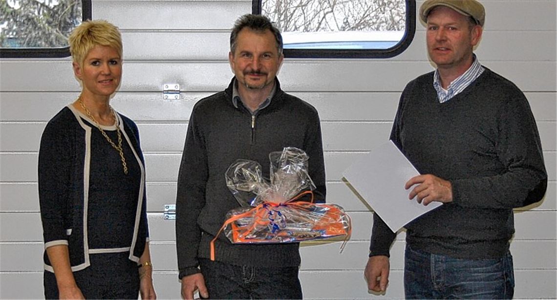 Die Geschäftsführer Frieder und Karin Heidinger mit Jürgen Lernhardt (Mitte).