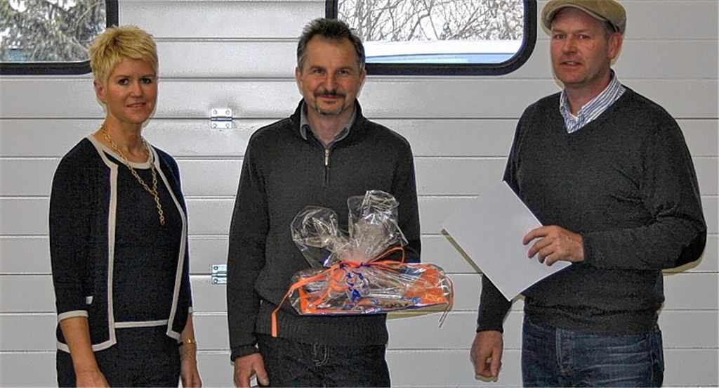 Die Geschäftsführer Frieder und Karin Heidinger mit Jürgen Lernhardt (Mitte).