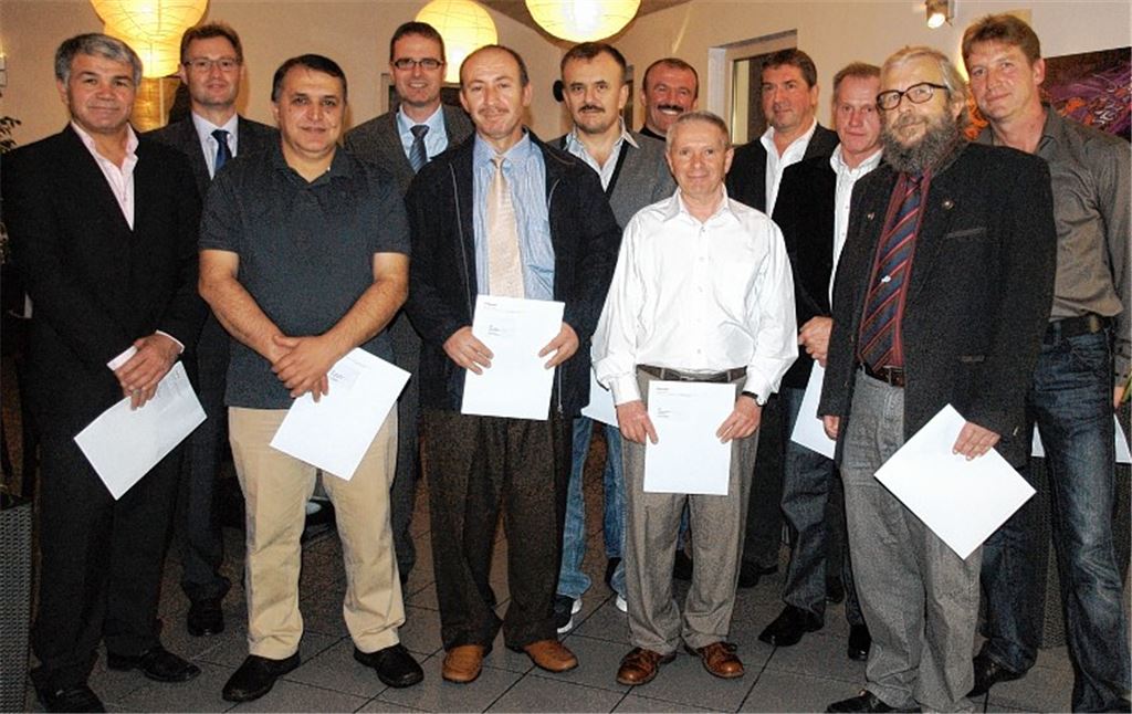 Die Geschäftsführer Michael Steuler (2.v.li.) und Klaus-Martin Andreas (4.v.li.) ehren treue Mitarbeiter, die 25 beziehungsweise 40 Jahre im Betrieb beschäftigt sind.