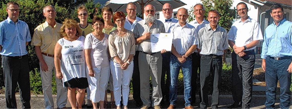 Die Geschäftsführer Michael Steuler (li.), Peter Wilson (re.) und Klaus-Martin Andreas (2.v.re.) mit den Steuler-Jubilaren.