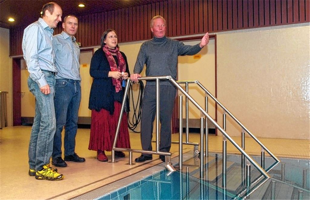 Die Geschäftsführer der Ölbronner Firma Noma, Martin Lang und Martin Pleick (v. li.) informieren sich bei Sabine Leibbrandt und Dietmar Lepka über den Einbau einer Filteranlage für das Bewegungsbad der Maulbronner Kinderklinik, für die sie 2000 Euro spenden. 