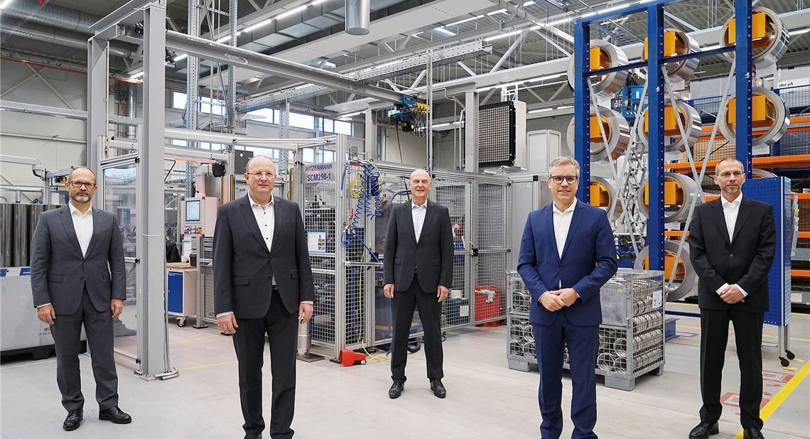 Die Geschäftsführung der Witzenmann GmbH im Zweigwerk Buchbusch (v. li.): Heiko Pott, CEO Dr. Andreas Kämpfe (CEO), Dr. Eberhard Wildermuth, der stellvertretende Vorsitzende der Geschäftsführung, Philip Paschen, sowie Niels Hennig, Leiter des Fertigungsstandorts.Witzenmann