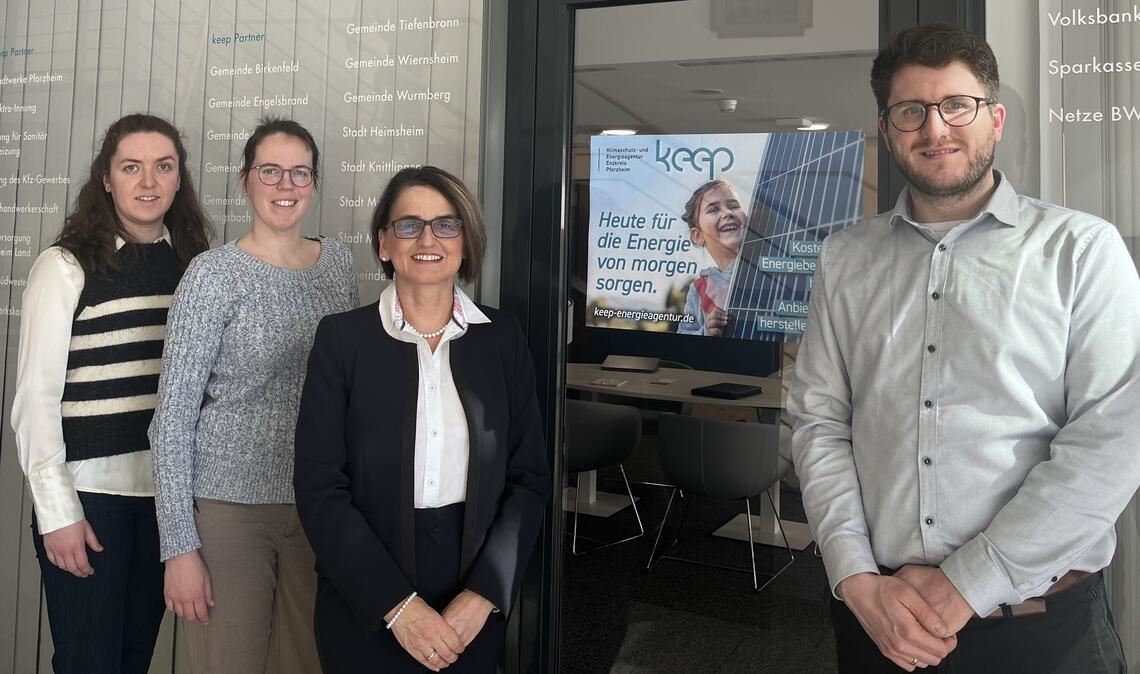 Die Geschäftsführung mit Edith Marqués Berger (3.v.li.) und Elias Weigel (re.) wirbt gemeinsam mit den Mitarbeiterinnen Fabienne Hörter (li.) und Felicia Knodel für das erweiterte Beratungsangebot der Klimaschutz- und Energieagentur Enzkreis Pforzheim (keep). Foto: keep gGmbH