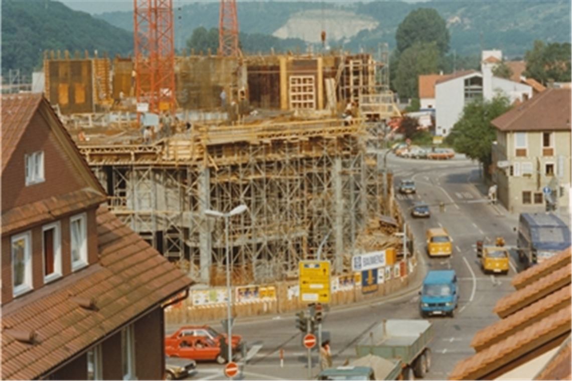 Die Geschichte des Mühlehofs im Zeitraffer – von seinem Bau und der feierlichen Einweihung Anfang der 1980er Jahre über viele Highlights im Theater-und Kultursaal bei einem gleichzeitigen Niedergang des gewerblichen Teils bis hin zum Abriss 2018/2019 und zum heutigen „Mühlehof-Loch“ in der Stadtmitte (von oben). Fotos: Archiv