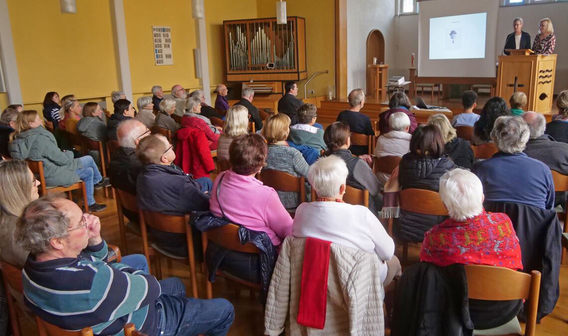 Die Geschichte des jüdischen Fabrikanten Alfred Emrich, als Fabrikant und Mäzen des Uhlandbaus eine prägende Figur in der Stadtgeschichte Mühlackers, und seiner Familie stößt nach wie vor auf großes Interesse. Der Vortrag ist entsprechend gut besucht. Foto: Friedrich