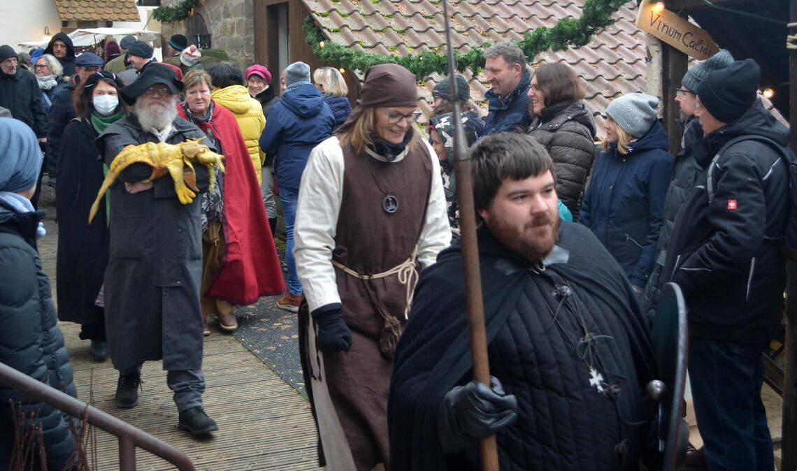 Die Geschichte lebt in Lienzingen. Das gilt in Bezug auf die Aktivitäten des Lienzinger Bierkeller- und Kulturvereins, aber auch darüber hinaus, etwa wenn im Rahmen der Weihnachtsgaden wie auf diesem Bild von 2022 das Mittelalter Einzug hält. Foto: Archiv