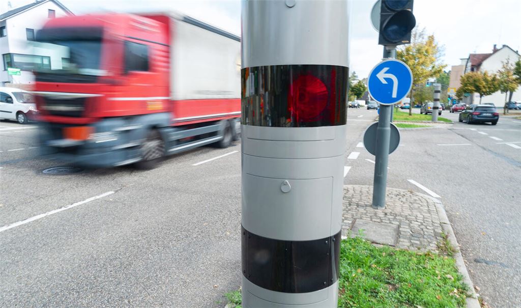 Die Geschwindigkeits- und Rotlichtüberwachung an der Pforzheimer Straße/Höhe Einmündung Ötisheimer Straße müsse noch geeicht werden. Foto: Archiv