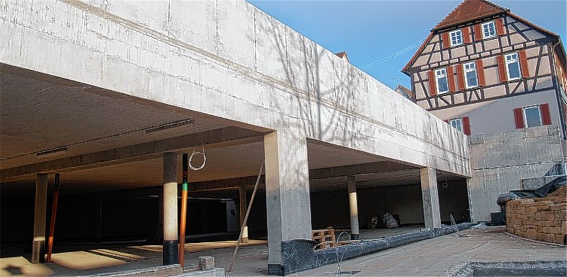 Die Gestaltung der Außenfassade der neuen Tiefgarage in Knittlingen muss mit dem historischen Altstadtambiente harmonieren. Anstelle der geplanten Steinplatten, die sich überraschend als zu teuer entpuppten, soll diese Vorgabe nun ein besonderer Außenputz erfüllen. Wert gelegt wird auch auf eine großzügige, ansprechende Begrünung und naturbezogene Anlagen mit ausgesuchten Pflastersteinen oder einer Trockenmauer. 
