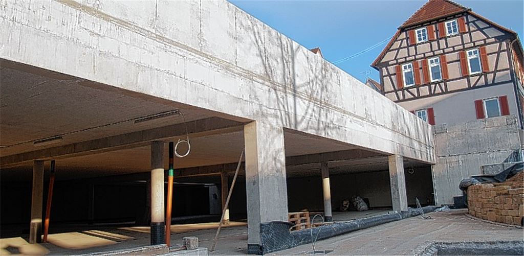 Die Gestaltung der Außenfassade der neuen Tiefgarage in Knittlingen muss mit dem historischen Altstadtambiente harmonieren. Anstelle der geplanten Steinplatten, die sich überraschend als zu teuer entpuppten, soll diese Vorgabe nun ein besonderer Außenputz erfüllen. Wert gelegt wird auch auf eine großzügige, ansprechende Begrünung und naturbezogene Anlagen mit ausgesuchten Pflastersteinen oder einer Trockenmauer. 