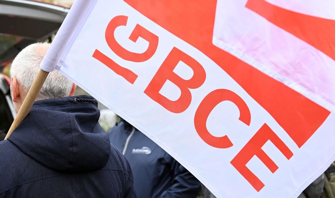 Die Gewerkschaft IG BCE kämpft um den Erhalt der Arbeitsplätze bei Biontech. (Symbolbild)